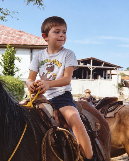 Robert als Kind zu Pferd auf der Finca Rosario Churruaramos in Guatemala